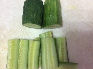 酱黄瓜,黄瓜刨开四半，切一寸左右的小段