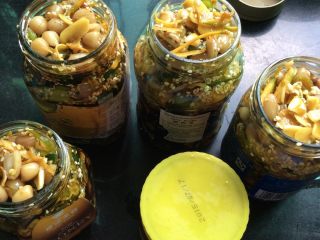 酱黄瓜,装瓶，用备好的凉熟油封口，放冰箱1小时后就可以吃了。