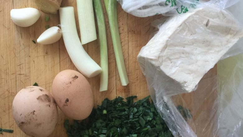地皮菜鸡蛋粉条豆腐韭菜包子,准备材料，豆腐韭菜鸡蛋葱姜蒜