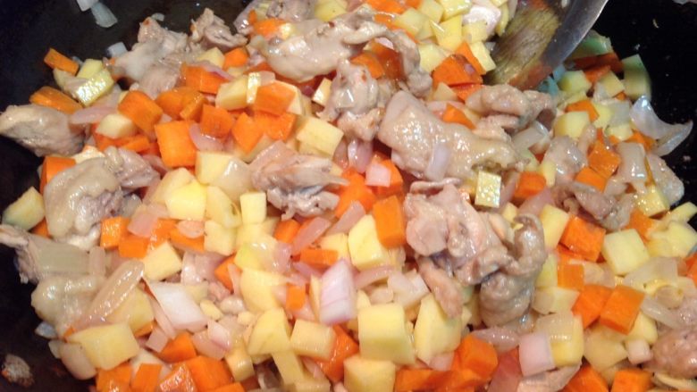 咖喱鸡肉饭,土豆 胡萝卜 倒入 和鸡腿肉一起翻炒  