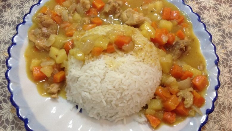 咖喱鸡肉饭,把煮好的咖喱浇在米饭上 就可以开始享用美味了