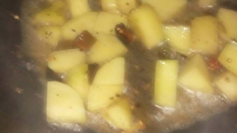 土豆炖鸡块,锅里热油，将切好的蒜末，辣椒，炒香，放入土豆翻炒