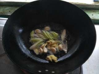 香辣小龙虾,锅里放油，放入葱，姜，蒜，翻炒