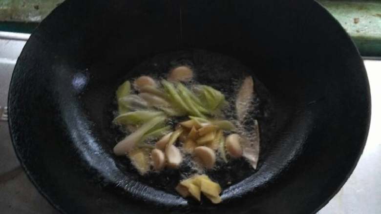 香辣小龙虾,锅里放油，放入葱，姜，蒜，翻炒