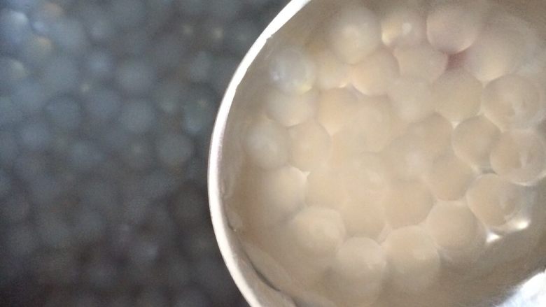红豆芋圆西米露,煮至西米透明，捞出浸在凉水里