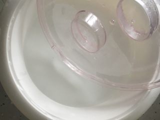 自制水果酸奶,先用开水烫酸奶机内杯及盖子