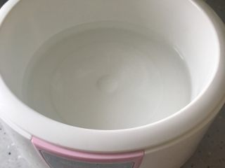 自制水果酸奶,烫后的水直接倒入发酵缸中