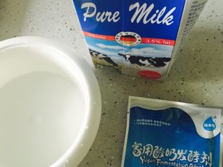 自制水果酸奶,准备牛奶及益生菌