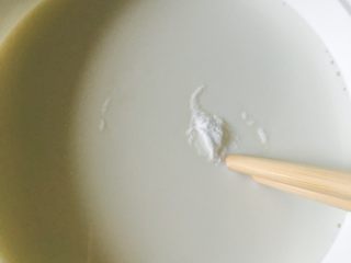 自制水果酸奶,倒入800克牛奶一克益生菌搅拌五分钟