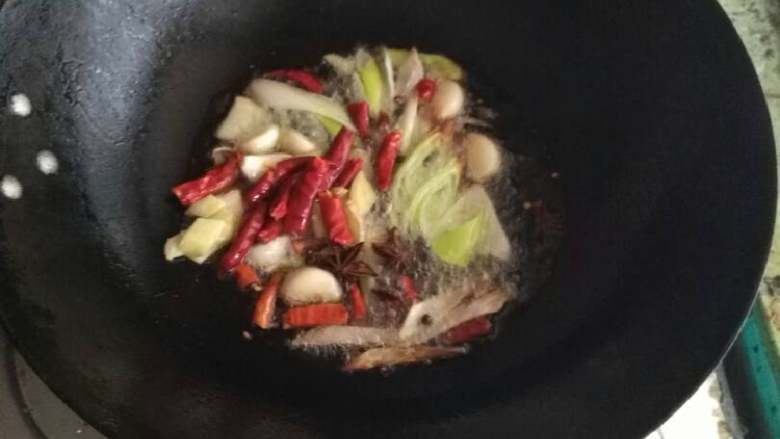 香辣小龙虾,放入干辣椒，花椒，八角，豆瓣酱，炒香