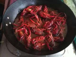 香辣小龙虾,放入半锅的清水，盖上锅盖，大火煮30--40分钟 收汤