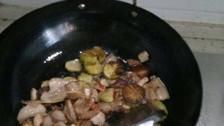 荤菜系，茄子烧肉片,炒一下肉片后加入茄子爆炒