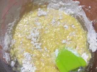 电饭煲蛋糕家庭做法,加入经过面粉筛筛过的面粉，搅拌均匀，切忌画圈搅拌，要上下搅拌或是z形搅拌