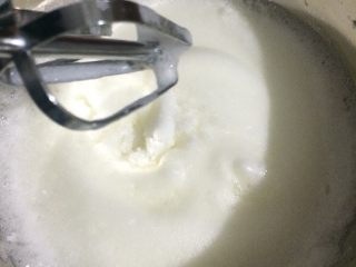 电饭煲蛋糕家庭做法,搅拌至如图所示，出现细小纹路加入最后10g糖，使用打蛋器最高档继续搅拌