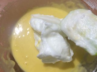 电饭煲蛋糕家庭做法,取三分之一蛋清液加入蛋黄液中搅拌均匀，之后加入剩余蛋清液继续搅拌，直至均匀