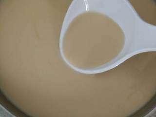 椰汁马蹄千层糕,红糖水倒入步骤1的粉浆里拌匀备用