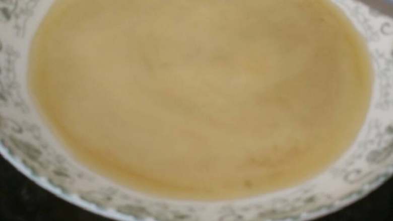 椰汁马蹄千层糕,蒸锅水开后，放入抹了少许油的盘子，倒入一层小黄，盖好盖子蒸3分钟左右