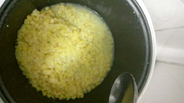 翡翠团子,电饭锅按煮饭的键，煮开后用勺子搅拌一下，确定是否绿豆煮烂了。