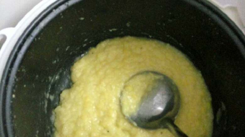 翡翠团子,绿豆煮烂后，开始用勺子搅拌绿豆，让水快点干。约15分钟就没什么水了。