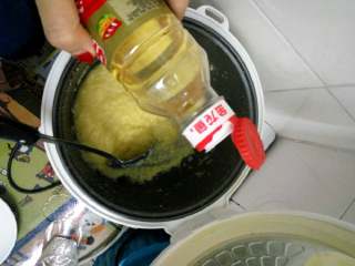翡翠团子,压好的绿豆泥中，倒入食用油15ml后搅拌均匀，类似步骤重复4次。这样绿豆跟油才均匀。