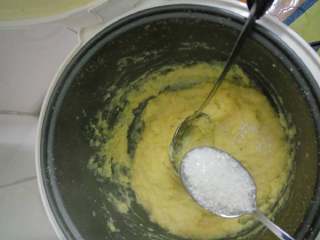 翡翠团子,在食用油炒好的绿豆泥中加入白砂糖，继续翻炒，约5分钟。