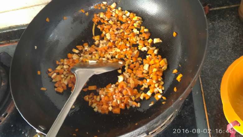 鸡肉果蔬营养粥,倒入事先准备好的香菇丁。炒熟软就行。
