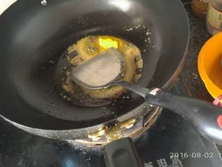 苦瓜的两种吃法,黄油锅子里面化开。