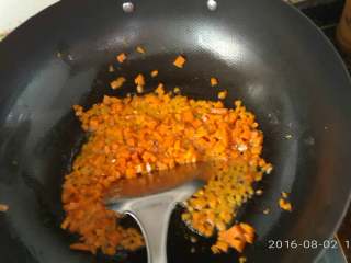 苦瓜的两种吃法,胡萝卜丁翻炒至金黄。