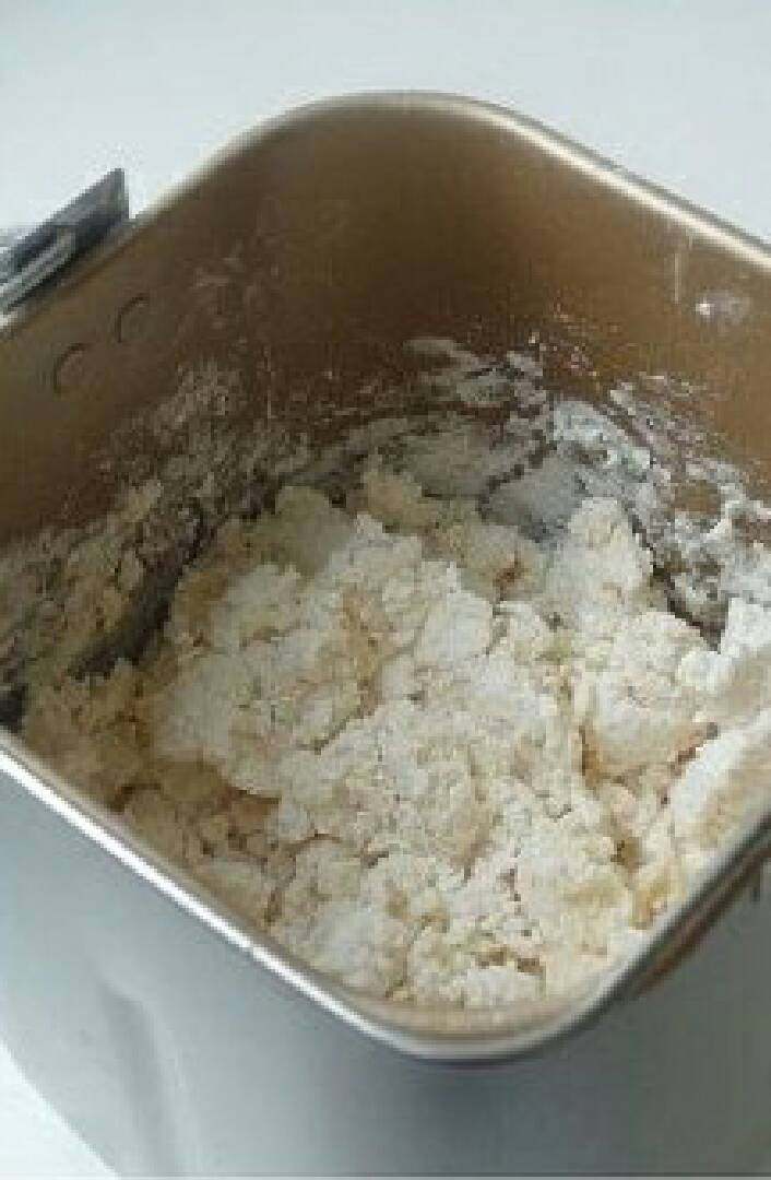早餐卷，手抓饼,将220克滚开的水倒入加了盐面粉中，用筷子搅拌均匀后再加入冷水30克拌匀