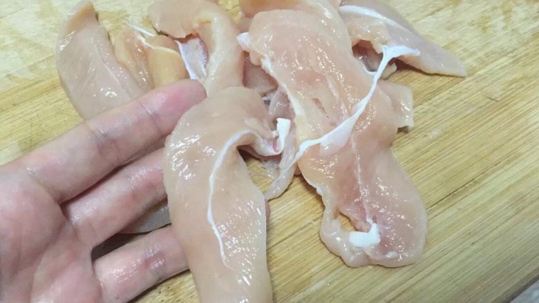 蒜香鸡胸肉～低卡减脂～,将鸡胸肉切薄，一是容易腌入味、二是容易熟，其实主要还是因为容易腌入味，做出来的鸡胸肉会更好吃。
