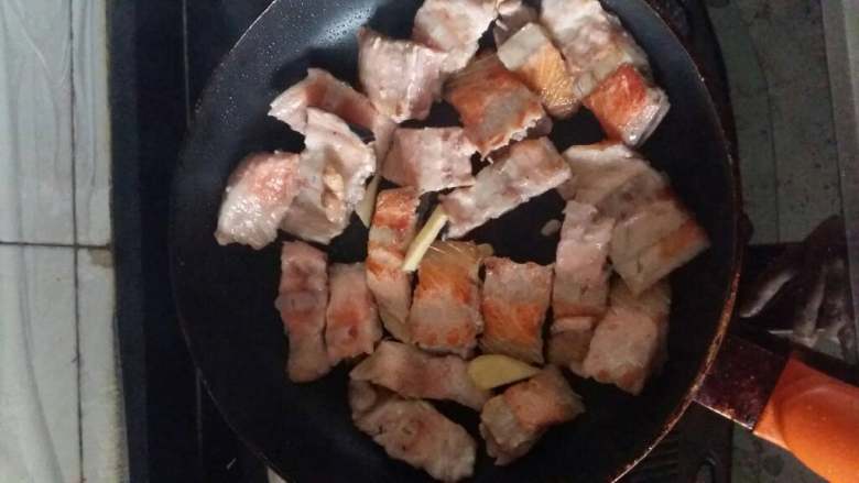 椒盐三文鱼骨,热锅下油，放入腌制好的三文鱼骨，煎至两面成金黄色
