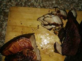 梅菜扣肉。,然后开火，锅里放水把猪肉用来煮。水煮开后煮上15分钟。立刻捞起来。抹上老抽。每一个地方都要抹到。