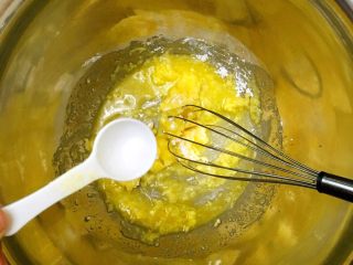 柠檬饼干（哆啦A梦）,黄油切成小块放在盆里，黄油软化后，把糖粉、盐倒入盆里一起混合均匀。