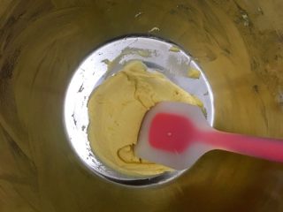 柠檬饼干（哆啦A梦）,用橡皮刮刀充分拌匀，使面粉、柠檬皮屑和黄油拌成均匀的面团。