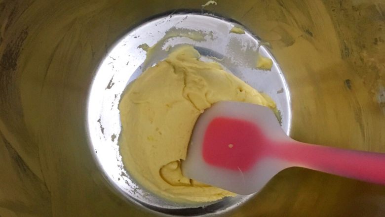 柠檬饼干（哆啦A梦）,用橡皮刮刀充分拌匀，使面粉、柠檬皮屑和黄油拌成均匀的面团。