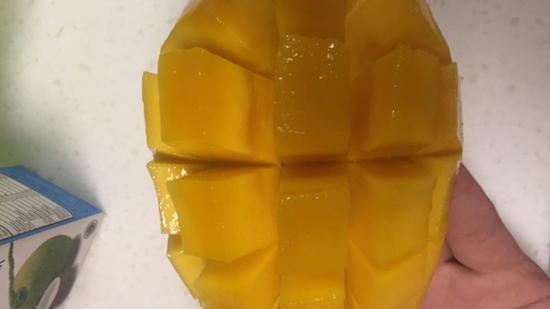 芒椰西米露,制作芒果丁，如图，用1/3块芒果切小块待用。