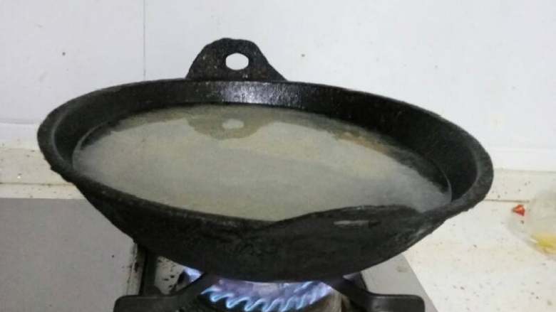 豆腐炖黑鱼汤,中火烧开，中途改小火不然会漫锅盖。。