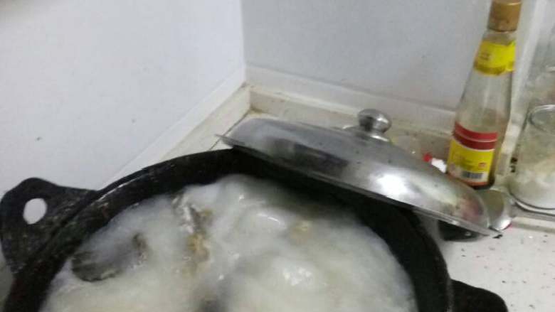 豆腐炖黑鱼汤,盖子揭开用勺子舀去浮成。。