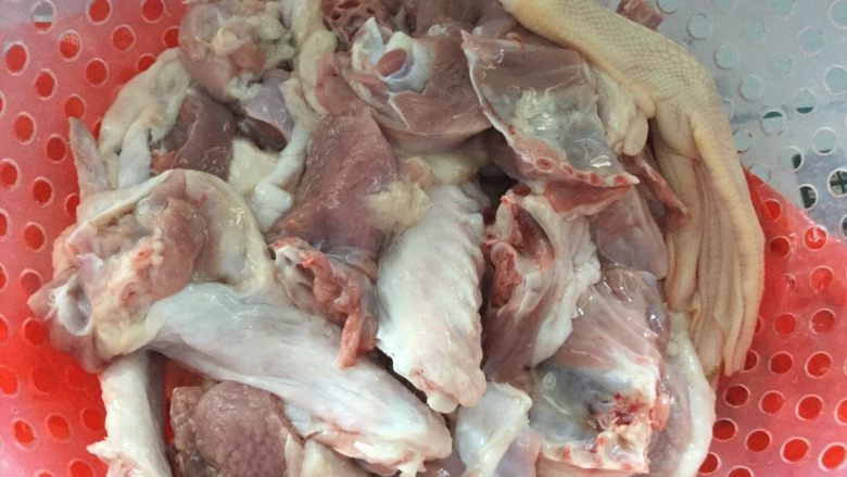 老鸭焖香菇,鸭肉洗净切块