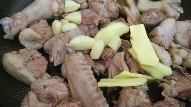 老鸭焖香菇,捞出沥干水分 换炒锅 把鸭肉煸炒至变色出油后放入姜片 蒜