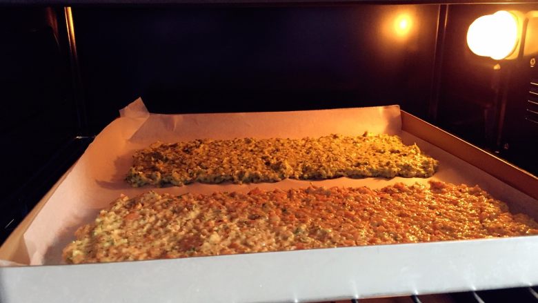 蔬菜核桃彩虹饼—吃法百变彩虹饼,放入烤箱，200度，中层，上下火，大概25分钟左右。