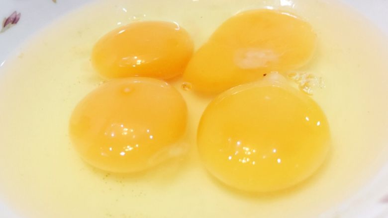 薄壳米煎鸡蛋,把鸡蛋打在容器里