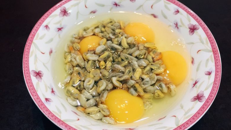 薄壳米煎鸡蛋,把薄壳米加进鸡蛋里面