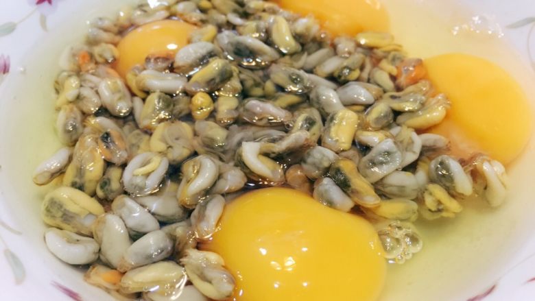 薄壳米煎鸡蛋,加入调味料