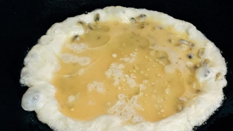 薄壳米煎鸡蛋,热锅热油，油要多一点，然后把鸡蛋液全倒在炒锅里，摊均匀