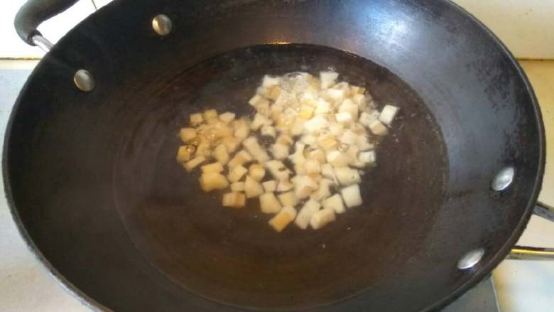 肉糜什锦小炒,锅里放水500克烧沸，下莲藕丁，中火煮十五分钟，捞出沥干待用。