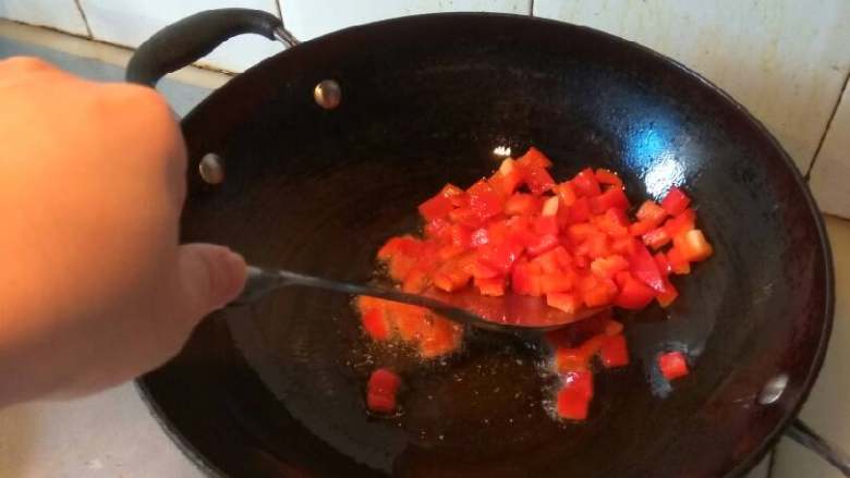 肉糜什锦小炒,锅里放油适量，油八成热下彩椒丁翻炒。