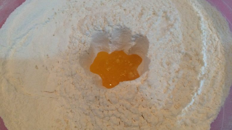 班尼迪克蛋 英式马芬 水波蛋 荷兰酱做法,中间挖一小个洞，倒入15g融化好的黄油。