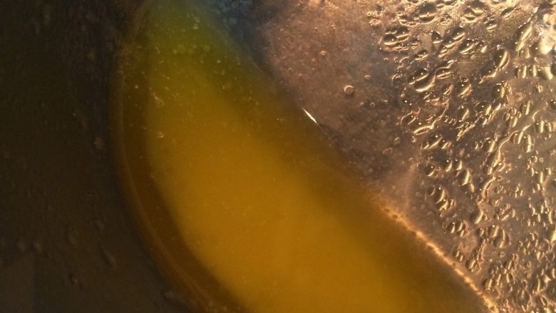 班尼迪克蛋 英式马芬 水波蛋 荷兰酱做法,沸腾2分钟左右关火，放一边沉淀，乳白色的固体物会沉淀下来。上面那层金黄色液体才是我们要的clarified butter，取出待用~