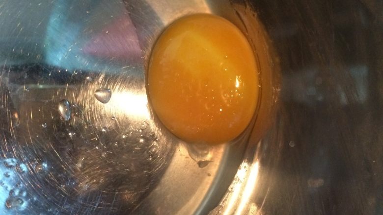 班尼迪克蛋 英式马芬 水波蛋 荷兰酱做法,取一个锅子，烧少量的水，沸腾之后转小火保持沸腾。鸡蛋分离出蛋黄，加入柠檬汁；容器放在烧水的锅子上方，但是千万不要喷到水！！会凝固，凝固就坏了